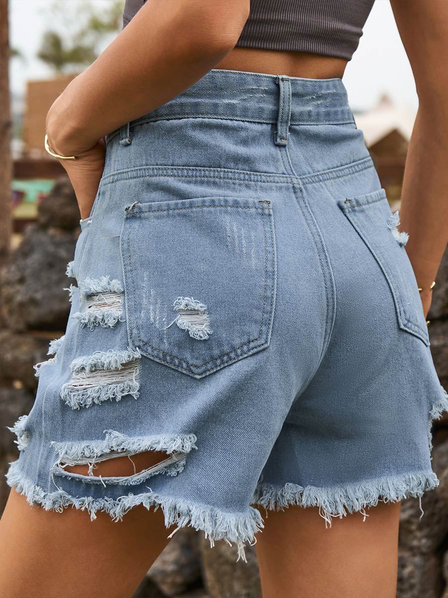 Short en jean déchiré aux bords bruts et irréguliers 